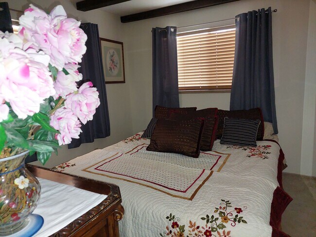 Building Photo - Large furnished 4 bedroom home with 2 car ...