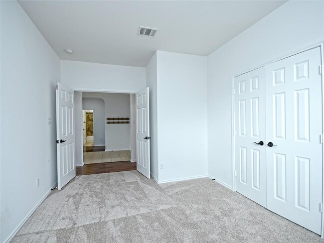 Building Photo - 501 Willow Walk Dr