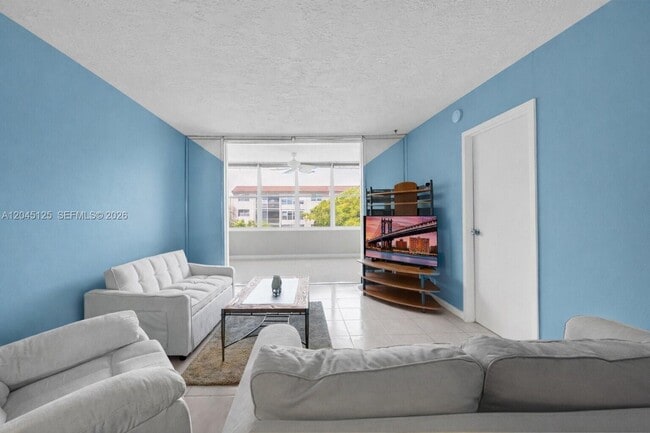 Building Photo - 2861 Somerset Dr