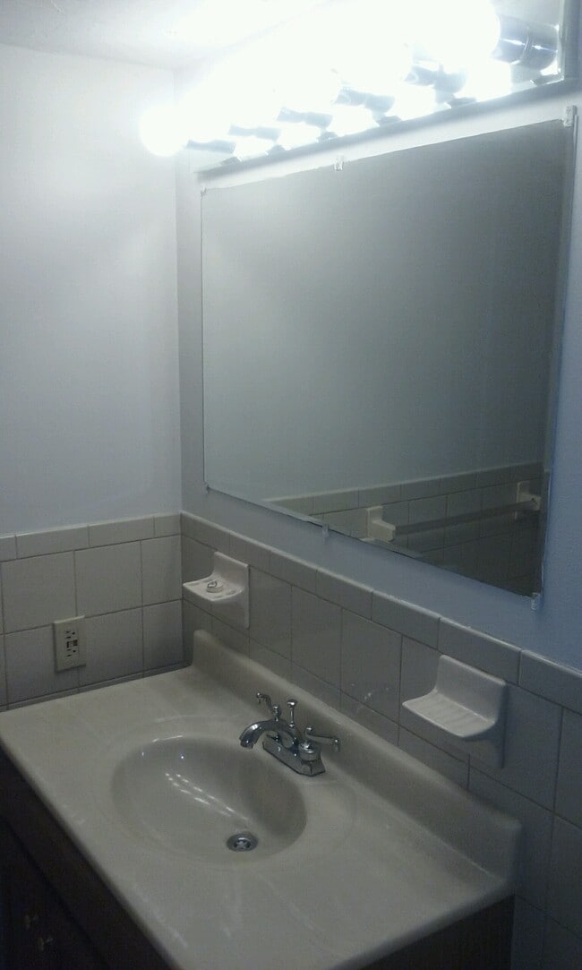 Building Photo - 25 Old Henniker Rd