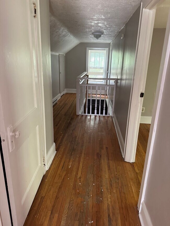 Building Photo - 3 Bedroom, 1 Bath House Available with Private Yard