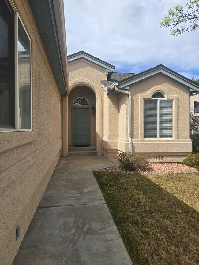 Building Photo - Don't miss this three bed two bath with a view!