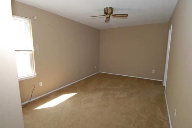 Building Photo - 10 Jenny Lind Dr