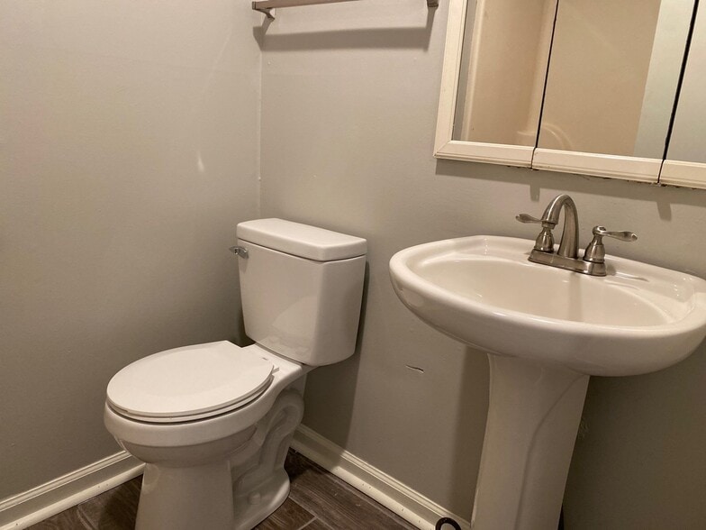 Building Photo - 150 Stratford Ln