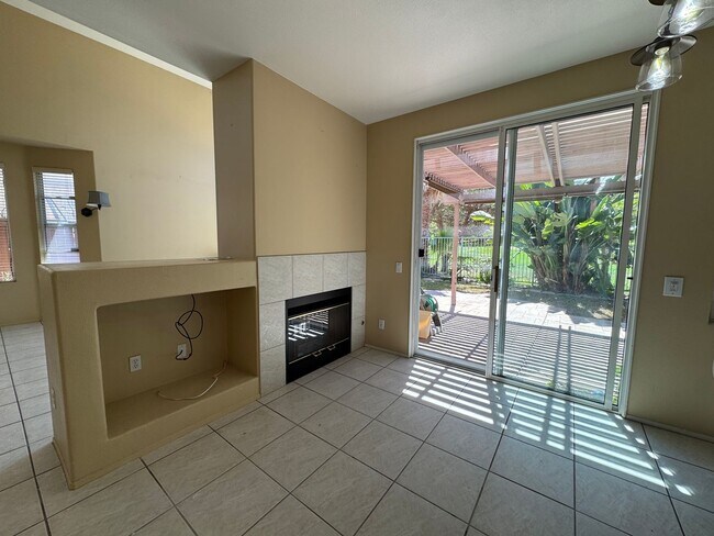 Building Photo - Rent a Beautiful Home Backing the Golf Cou...