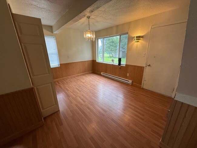 Building Photo - 4 Bed 2 Bath- 2 Story Single Family Home