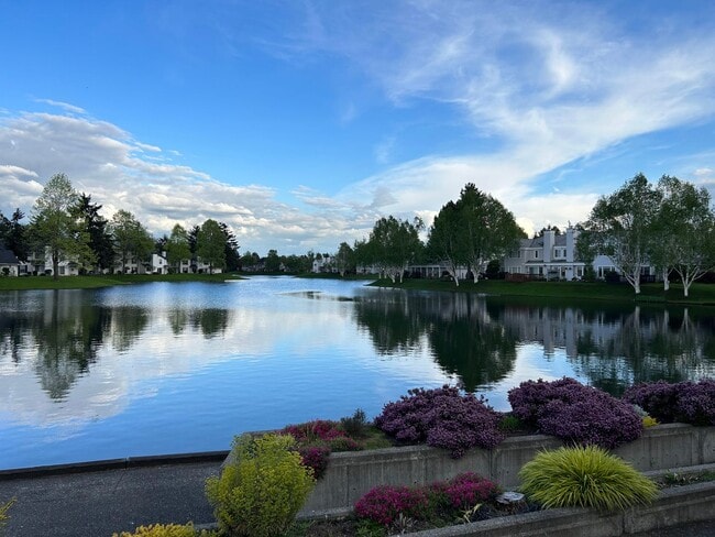 Building Photo - 2 Bed, 2 bath Condo w/garage in West Bay at The Lakes in Kent, $2550/mo.