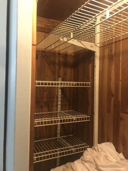 Building Photo - 4425 N Kenton Ave