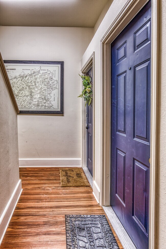 Building Photo - 112 E Alamo St