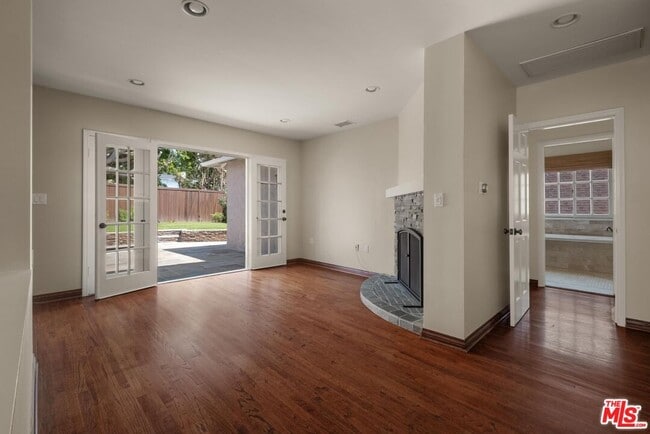 Building Photo - 10707 Wellworth Ave
