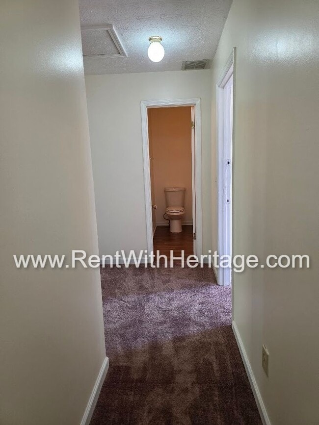 Building Photo - Amazing 3 bedroom, 2.5 bath townhome/ Great Roommate Floorplan / Great Location