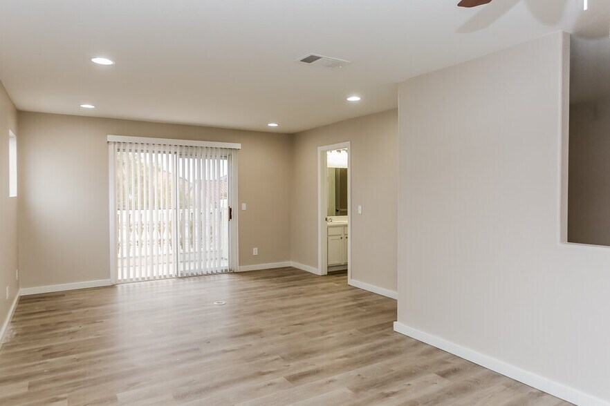 Building Photo - 2418 Island Paradise Ave