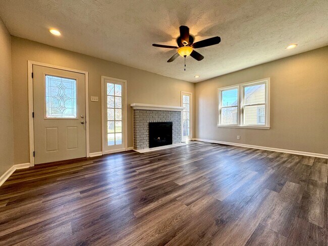 Building Photo - Charming  2-bedroom, 1-bathroom Storybook Cottage Awaits!