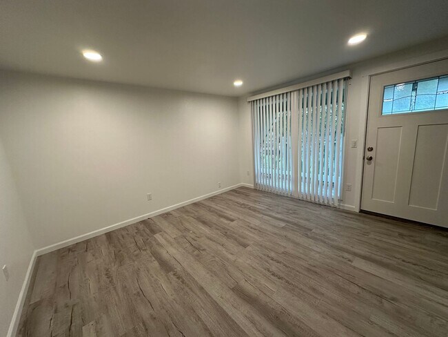 Building Photo - 1527 Santiam Hwy SE