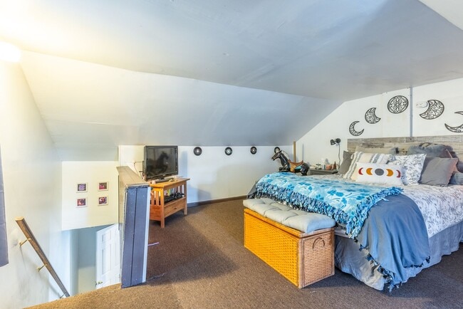 Building Photo - AVAILABLE AUGUST 2026 - Beautiful 2 bedroom Home on a Quiet Street!