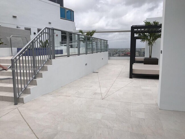 Building Photo - 1010 SW 2nd Ave