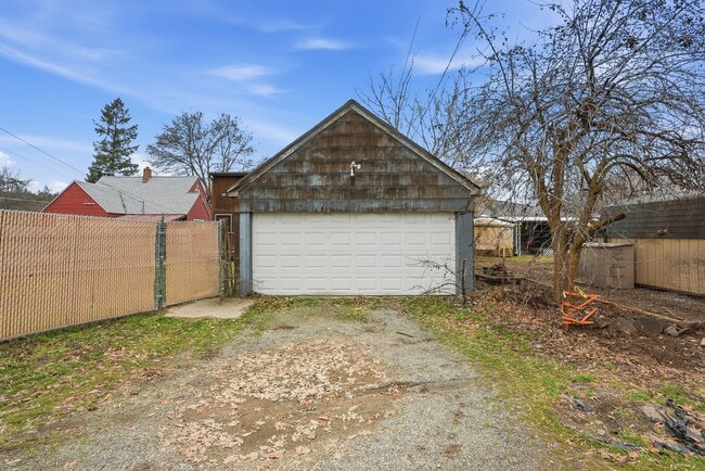 Building Photo - 611 S Ferrall St