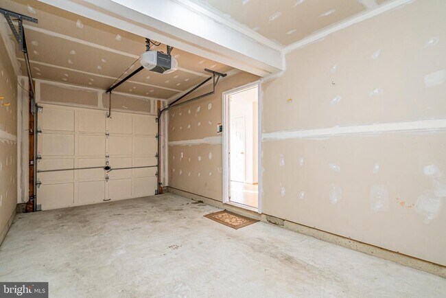 Building Photo - 2507 James Maury Dr