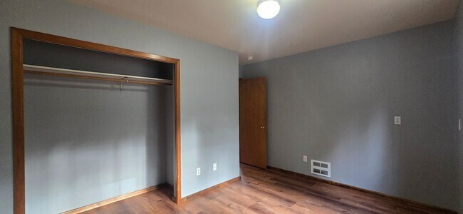 Building Photo - 11 E Eld Pl