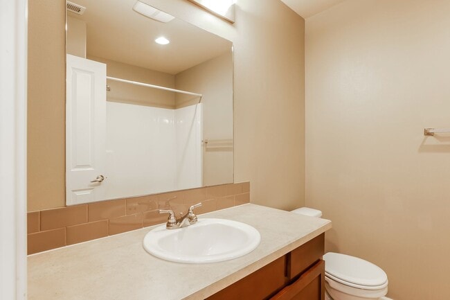 Building Photo - Bright and inviting townhome located in a charming community in Mountlake Terrace.