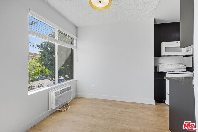 Building Photo - 1352 S Carmelina Ave