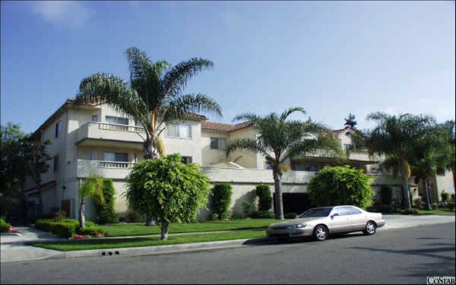 Building Photo - Savanna Villas