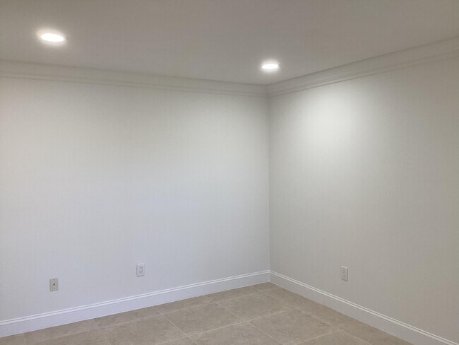 Building Photo - 1385 Crystal Way