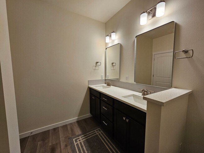 Building Photo - Spacious 4-bedroom Retreat