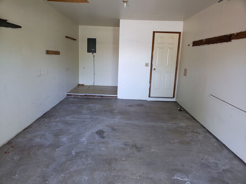 Extra long Gargae - 12202 E 10th Ave