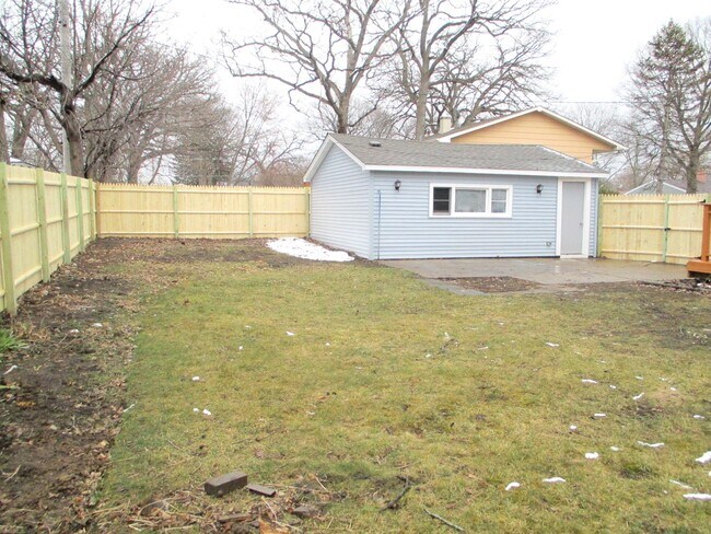 Building Photo - 448 Midway Dr
