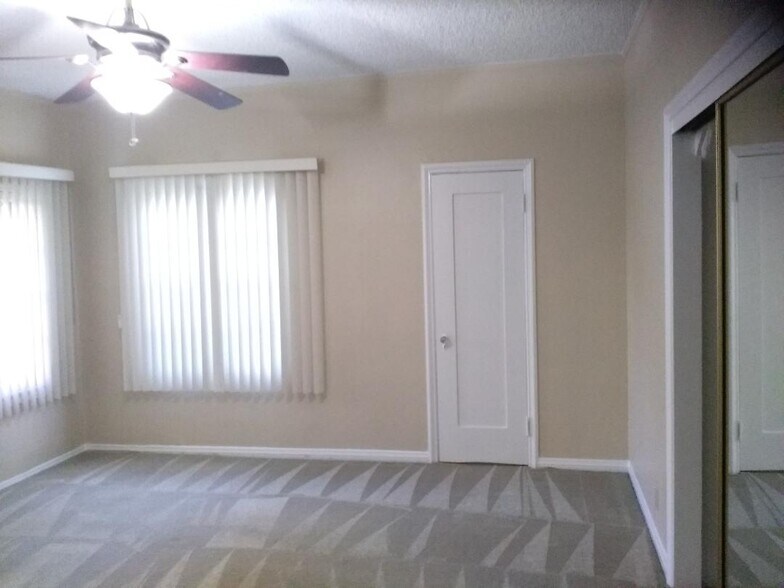 bedroom - 5222 W Olympic Blvd