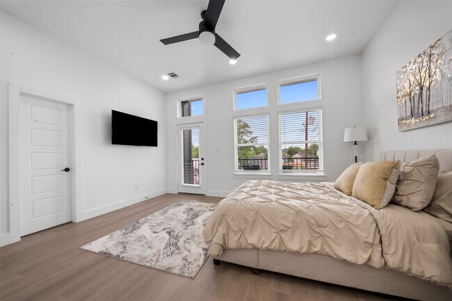 Building Photo - 6815 Paris St