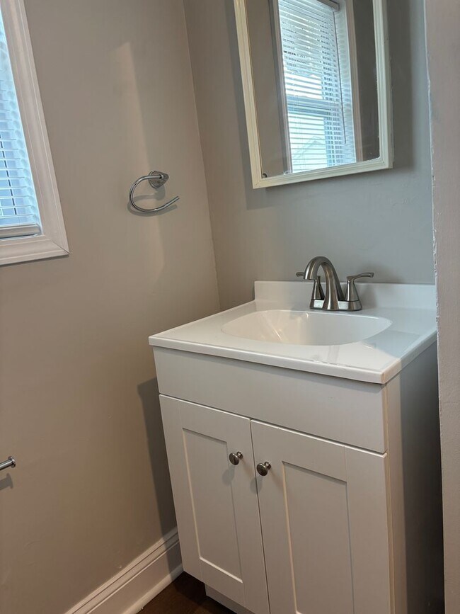 Building Photo - Beautifully Remodeled 3 Bed 1 Bath House