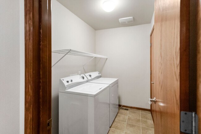 Building Photo - 3 Bed 2 Bath - Excellent Condition - NAS W...