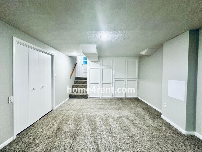 Building Photo - Attractive Overland Park Home w/ Wood Floo...