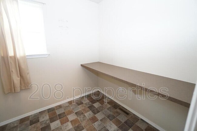 Building Photo - 1556 Gold St