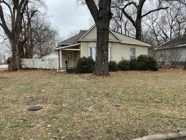 Building Photo - 1207 N Smelter St
