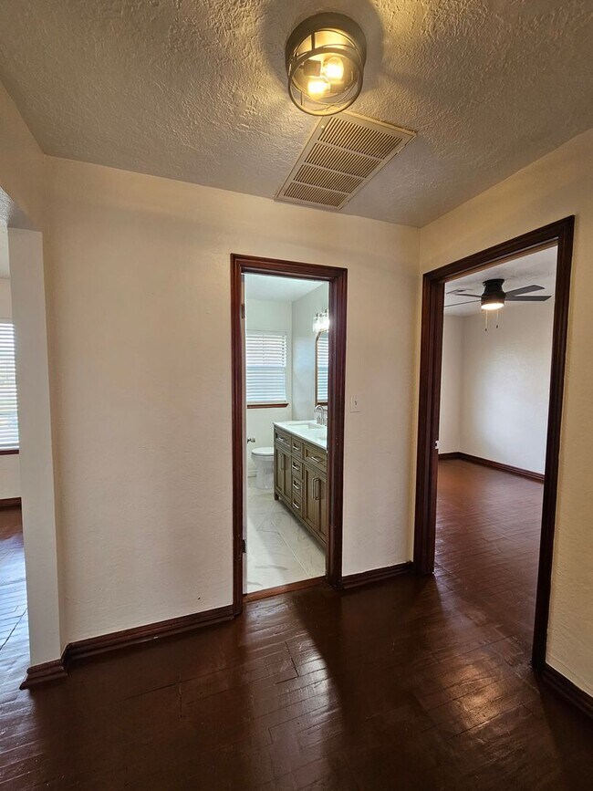 Building Photo - (3) Bed/(1) Bath Close to Campus Avail NOW!!