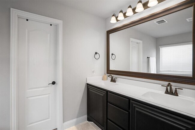 Building Photo - 1324 Thrasher Dr