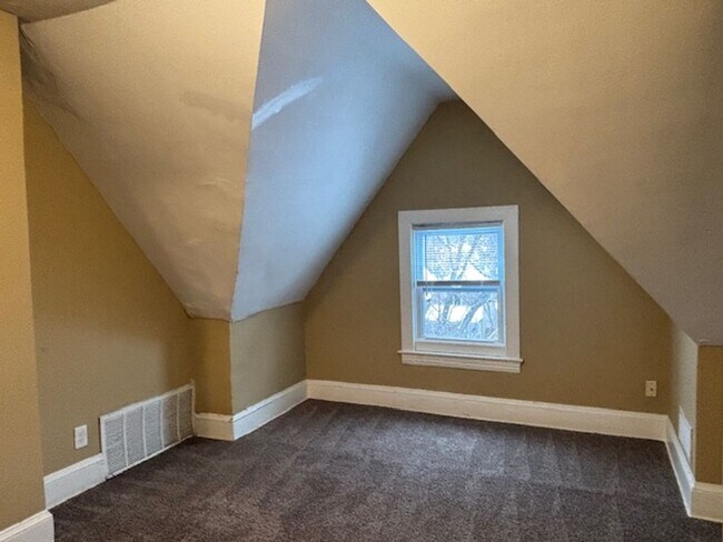 Building Photo - 548 Minnehaha Ave E