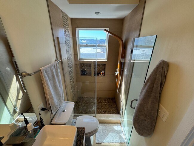 Building Photo - Beautiful 3 Bed 3 Bath Condo with a Roofto...