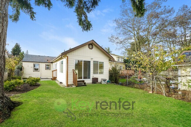 Building Photo - Stylish Three Bedroom Retreat with fully fenced yard and storage!