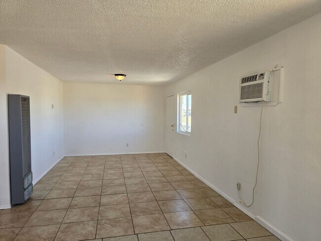 Building Photo - Freshly painted 2 bedroom  /  1 bathroom unit for RENT