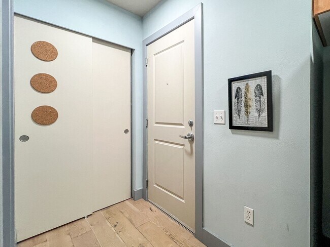 Building Photo - 1bd/1ba Seattle Condo