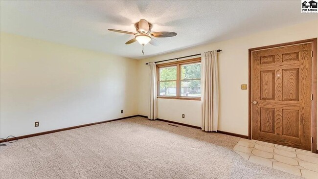 Building Photo - 3 bedroom, 1.5 bath, 2 car garage - Great ...