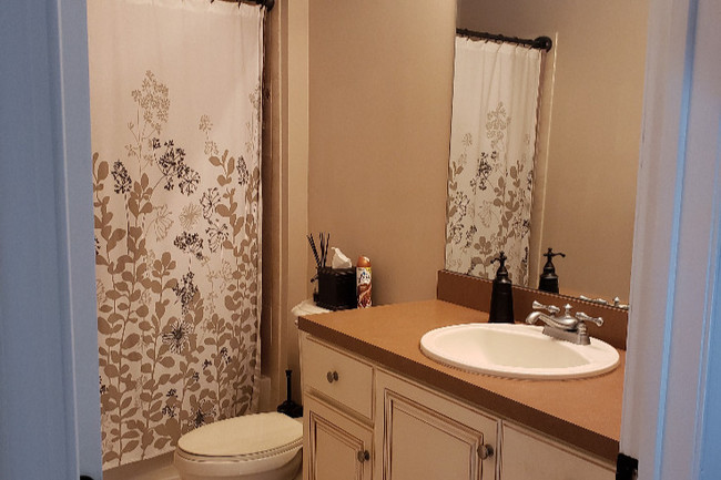 Second upstairs Bathroom - 39 Russell Ct
