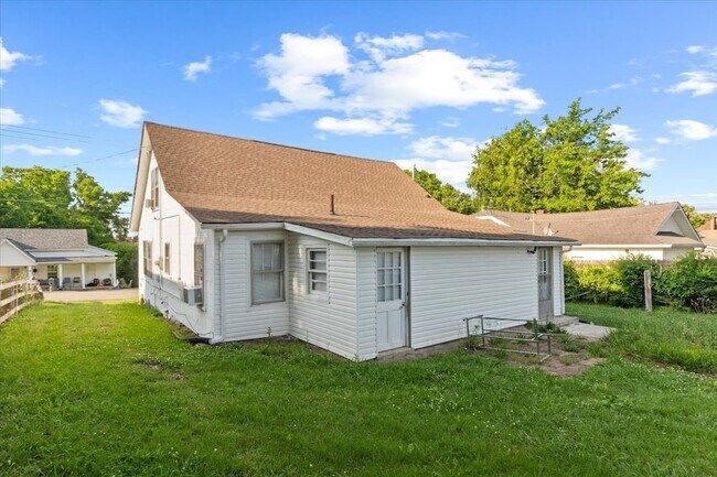 Building Photo - 525 Maple St