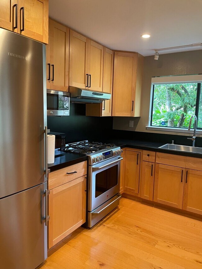 Building Photo - Beautiful End Unit Condo in Bennett Valley!