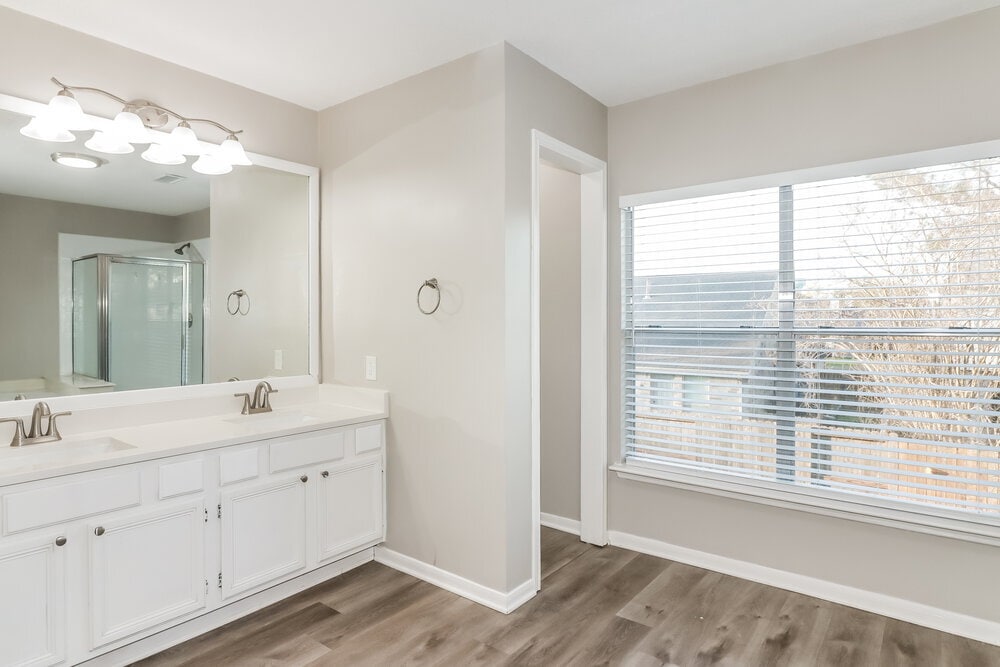 Building Photo - 18162 Holly Green Dr