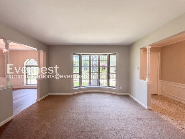Building Photo - 3 Bed/2.5 Bath Home with Fenced Yard & Detached Garage / Pet-Friendly / Available Now!